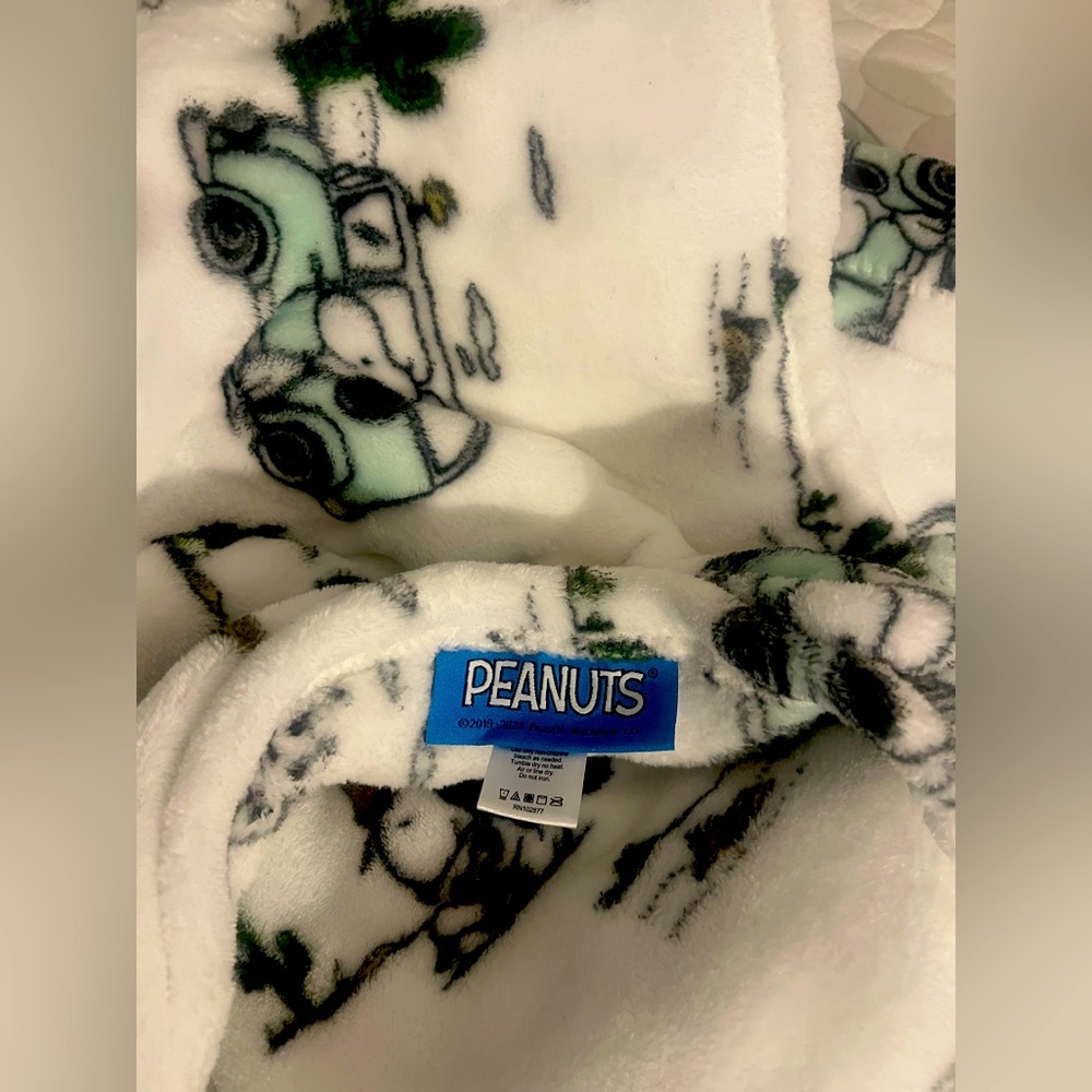 Peanuts White and Green Fleece Blanket